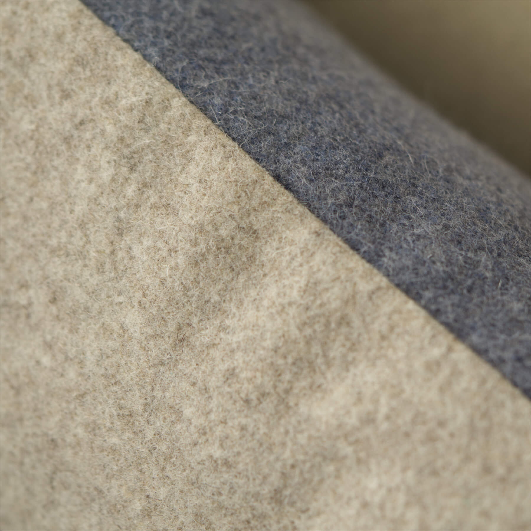 Zierkissenbezug 40 × 40 cm - Bicolor Denim / Light Sarrubecco - 100% Schafwolle